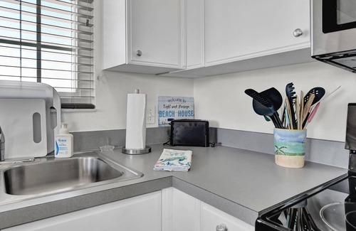 Cortez Casa | Classic Surf Lodge with Beach Supplies, Fire Pit, Walk to Beach & Marina