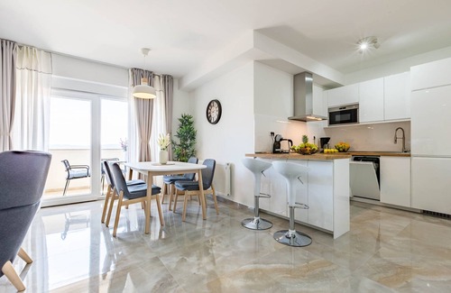 Crno Apartamento | Classic Three Bedroom Apartment with Balcony