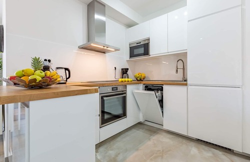 Crno Apartamento | Classic Three Bedroom Apartment with Balcony