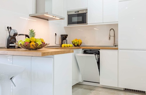 Crno Apartamento | Classic Three Bedroom Apartment with Balcony