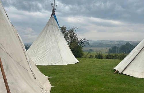 Bulford Alquiler De RV | Tipi-Clásico-Communal washrooms-Vista al campo