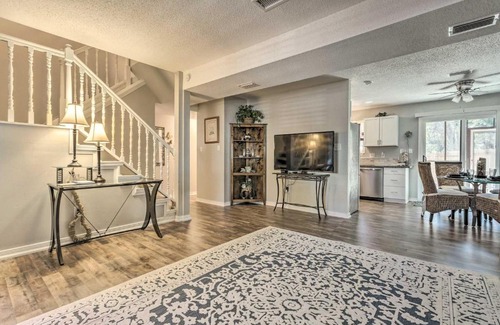 East Pensacola Heights Casa | Classic Townhome Less Than 9 Mi to Pensacola Beach!
