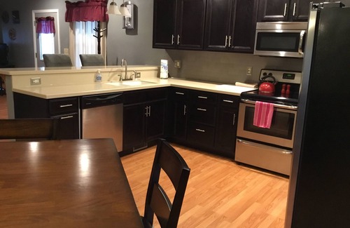 Newark Casa | Casa clásica y actualizada con porche y patio trasero