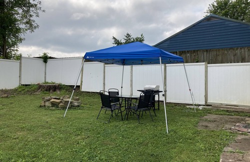 Newark Casa | Casa clásica y actualizada con porche y patio trasero