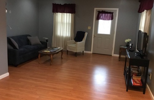 Newark Casa | Casa clásica y actualizada con porche y patio trasero