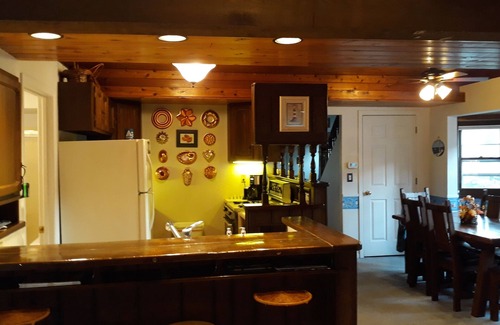 Fontana-on-Geneva Lake Casa | Classic Lake House just a few blocks to Abbey, Lakefront, Restuarants, & Beach