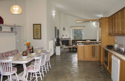 Filaki Casa | Classic vacation home with Greek charm near the sea and lake