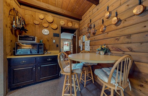Wilmington Cabina | Classic Vermont cabin with forest views, woodstove, pools, hot tub & gym