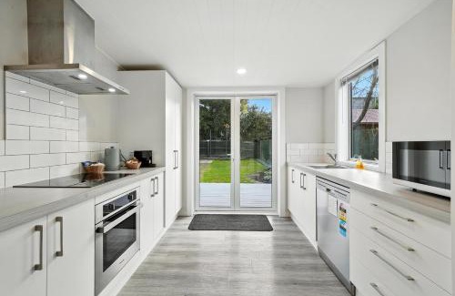 Sydenham Casa | Classic Villa with Parking & Modern Comforts - Albemarle Villa