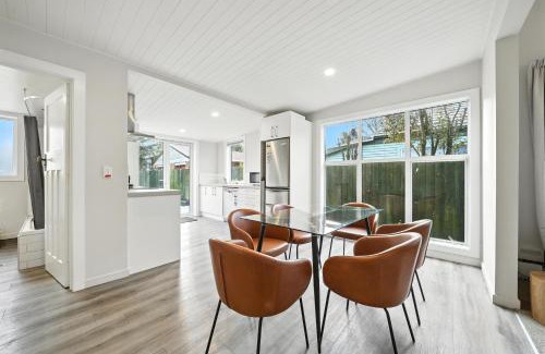Sydenham Casa | Classic Villa with Parking & Modern Comforts - Albemarle Villa