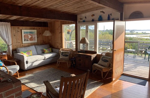Chilmark Cabaña | Clásica casa de campo de viñedo con acceso privado frente al mar.