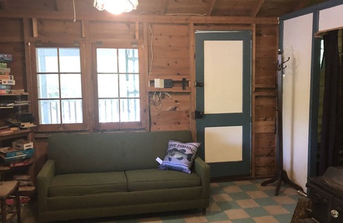 Trent Lakes Cabaña | Classic Waterfront Cottage in Trent Lakes