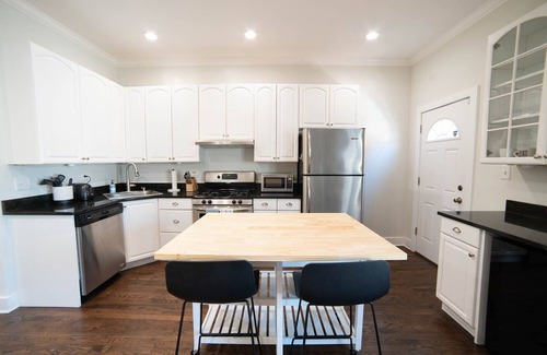 Bucktown Cabaña | Classic Workers Cottage in Vibrant Bucktown Chicago.