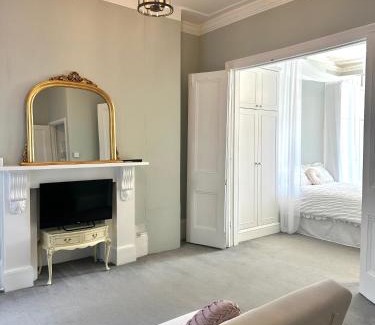 Oval Apartamento | Classically Elegant Designer Apartment