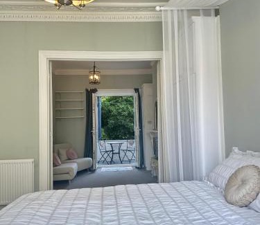 Oval Apartamento | Classically Elegant Designer Apartment