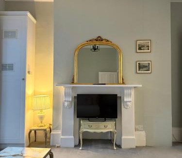 Oval Apartamento | Classically Elegant Designer Apartment