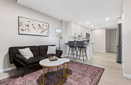 West Edmonton Casa | Classy 2-Bedroom Basement Near The Lake
