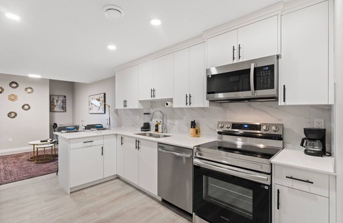 West Edmonton Casa | Classy 2-Bedroom Basement Near The Lake