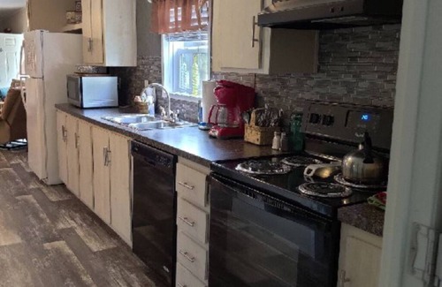 Elizabeth Apartamento | Classy 3 Bed home w/ pool access - Moose Cabin