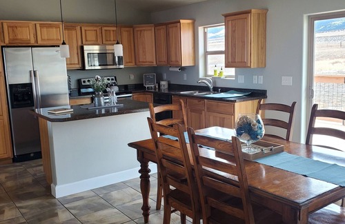Broadwater County Casa | Classy 3-Bedroom Fishing Cottage with amazing lake and mountain views