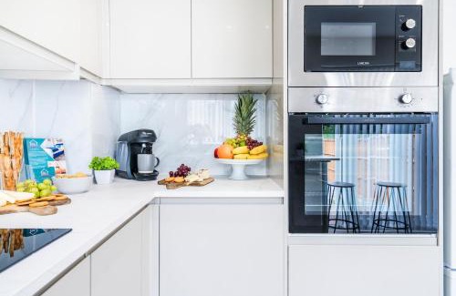 Moffat Casa | Classy 3 Bedroom Home for 6 Near Tividale, Oldbury-Ample Parking and WiFi, Exclusive Offers Book Quickly!