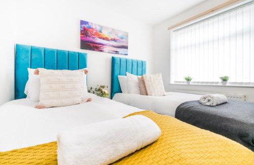 Moffat Casa | Classy 3 Bedroom Home for 6 Near Tividale, Oldbury-Ample Parking and WiFi, Exclusive Offers Book Quickly!
