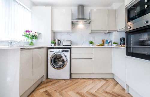 Moffat Casa | Classy 3 Bedroom Home for 6 Near Tividale, Oldbury-Ample Parking and WiFi, Exclusive Offers Book Quickly!