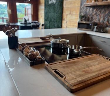 Chalet Village Chalet De Esquí | Classy Bear Cabin