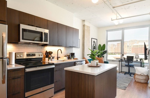 Eisenhower East Apartamento | Classy Loft | Mins frm Old Town