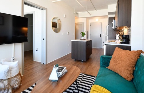 Eisenhower East Apartamento | Classy Loft | Mins frm Old Town