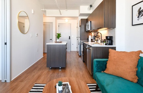 Eisenhower East Apartamento | Classy Loft | Mins frm Old Town