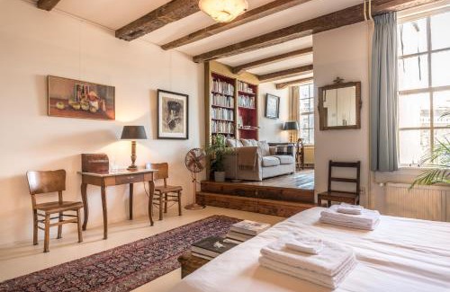 Burgwallen Nieuwe Zijde Casa | Classy Room 17th C Canalhouse