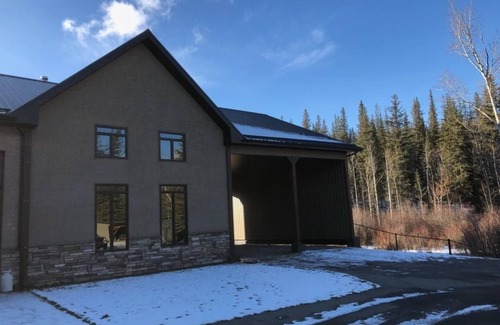 Hinton Casa | Classy, Rustic & Relaxing