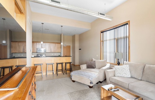 West Des Moines Apartamento | Classy Safe Private Apartment w/Amenities Across f/Jordan Creek Mall w/Elevator