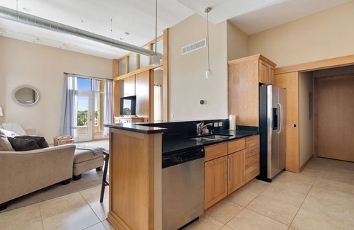 West Des Moines Apartamento | Classy Safe Private Apartment w/Amenities Across f/Jordan Creek Mall w/Elevator