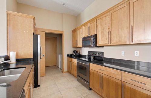 West Des Moines Apartamento | Classy Safe Private Apartment w/Amenities Across f/Jordan Creek Mall w/Elevator