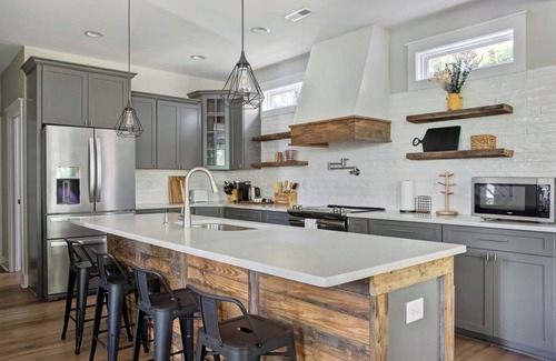 Clayton Casa | Clayton 3BR Modern Farmhouse & Downtown Sleeps 8