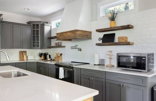 Clayton Casa | Clayton 3BR Modern Farmhouse & Downtown Sleeps 8