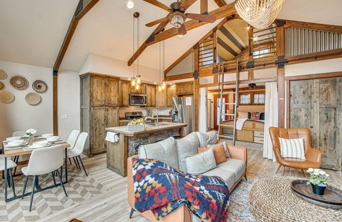Cle Elum Casa | Cle Elum Cabin w/ Hot Tub, Fire Pit & Deck!