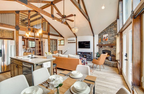 Cle Elum Casa | Cle Elum Cabin w/ Hot Tub, Fire Pit & Deck!