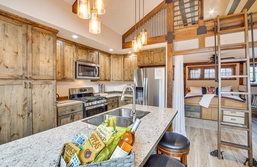 Cle Elum Casa | Cle Elum Cabin w/ Hot Tub, Fire Pit & Deck!