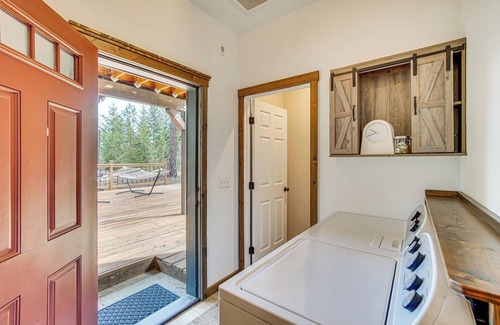 Cle Elum Cabaña | Cle Elum Cabin w/ Hot Tub, Fire Pit & Deck!