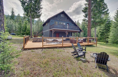 Cle Elum Cabaña | Cle Elum Cabin w/ Hot Tub, Fire Pit & Deck!