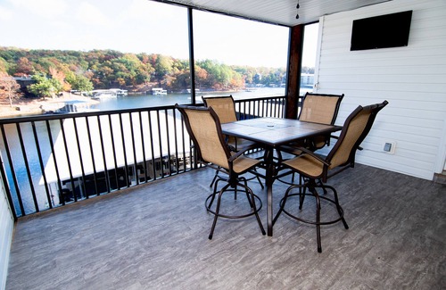 Lakeland Condominio | Clean 2BD 2BA Condo w Slip - 5 Minutes to Bagnell Dam! Plus Pool & Swim Dock!