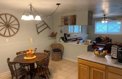 Lansing Apartamento | Clean 3 bedroom apartment in safe neighborhood