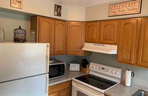 Lansing Apartamento | Clean 3 bedroom apartment in safe neighborhood