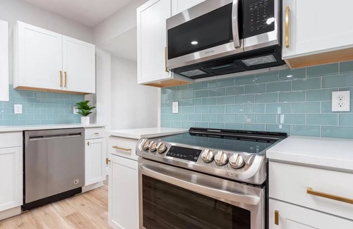 Pueblo Apartamento | Clean 3-BR, Pet Friendly, 5 mins to Riverwalk, Free WiFi
