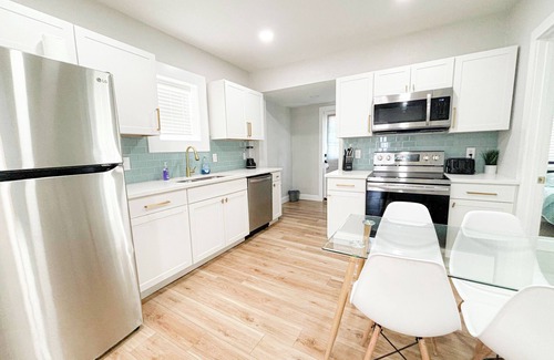 Pueblo Apartamento | Clean 3-BR, Pet Friendly, 5 mins to Riverwalk, Free WiFi