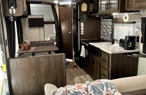 Middleburg Casa | Clean 30’ Travel Trailer on a small 5 acre farm. Bring the kids, room for 7!