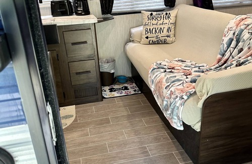 Middleburg Casa | Clean 30’ Travel Trailer on a small 5 acre farm. Bring the kids, room for 7!